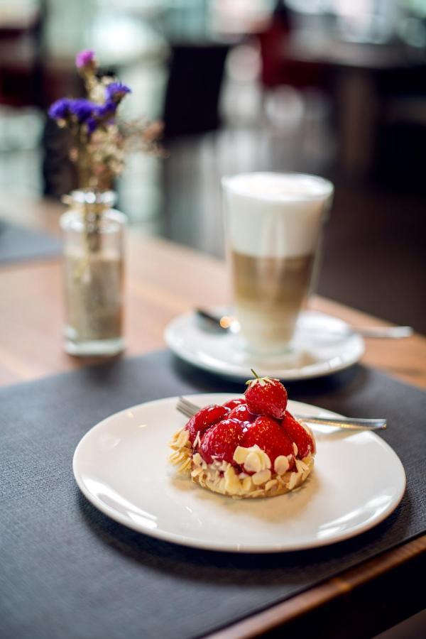 Hotel Faehrhaus Koblenz Esterno foto A latte with a strawberry tart